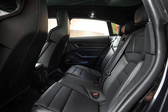 Porsche Taycan Cross Turismo 18 of 29