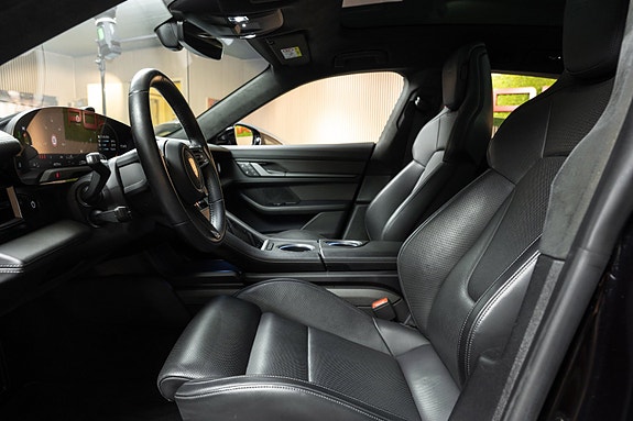 Porsche Taycan Cross Turismo 10 of 29