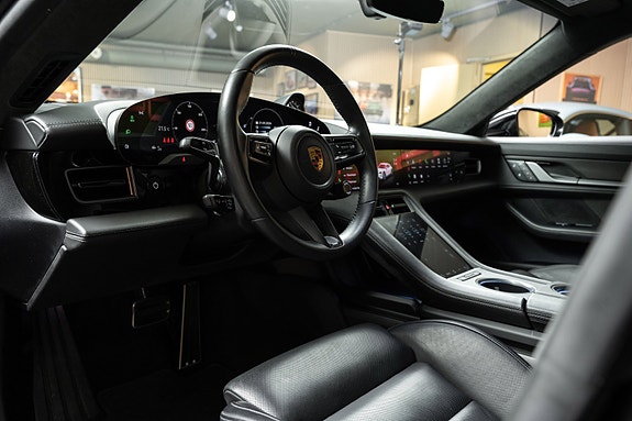 Porsche Taycan Cross Turismo 16 of 29