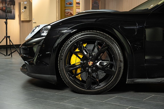 Porsche Taycan Cross Turismo 8 of 29