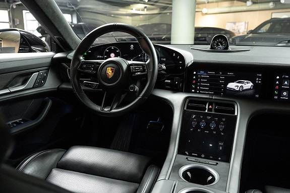 Porsche Taycan Cross Turismo 25 of 29