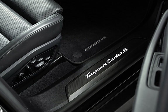 Porsche Taycan Cross Turismo 27 of 29