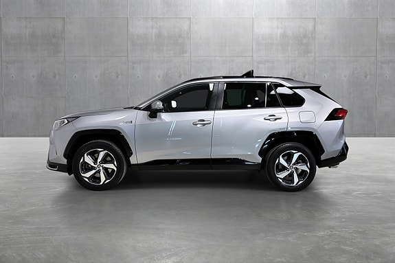Toyota RAV4 Plug-in Hybrid 2 of 5