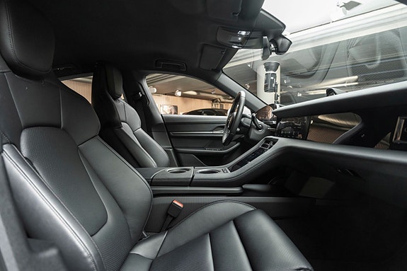 Porsche Taycan 26 of 28
