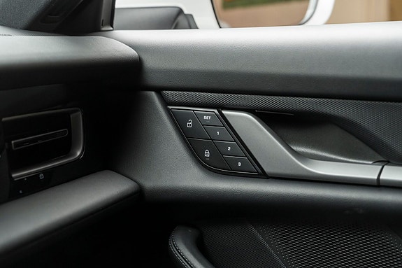 Porsche Taycan 24 of 28