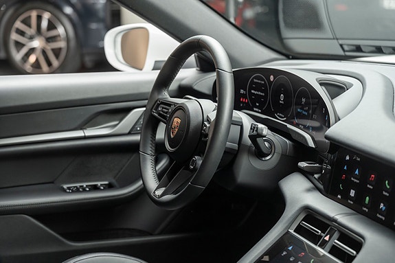 Porsche Taycan 28 of 28