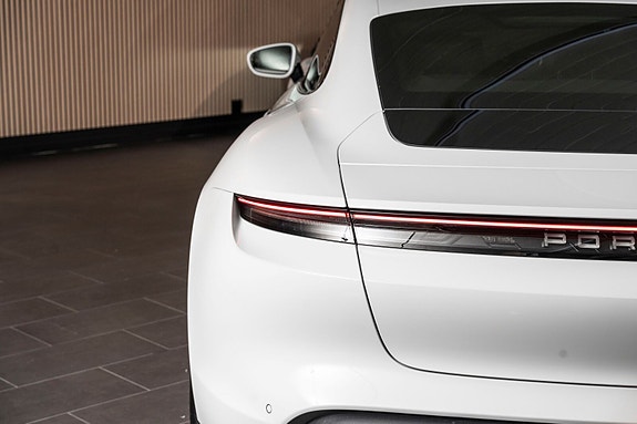 Porsche Taycan 7 of 28