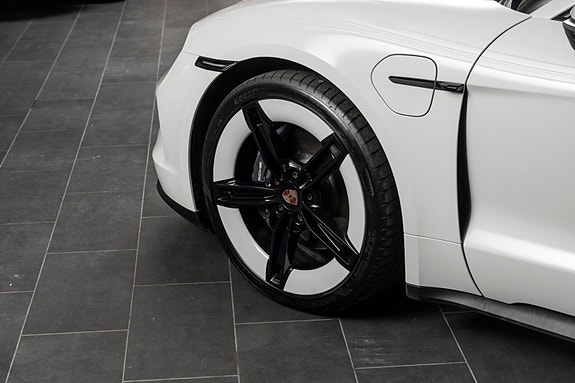 Porsche Taycan 9 of 28