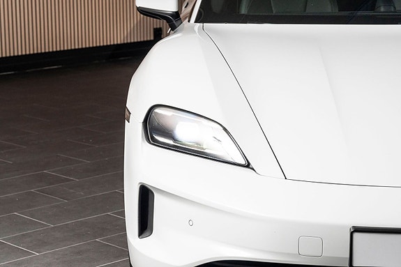 Porsche Taycan 6 of 28