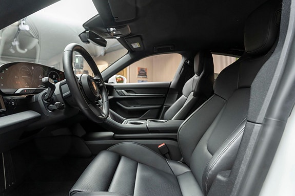 Porsche Taycan 10 of 28