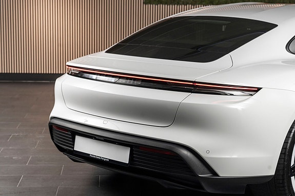 Porsche Taycan 8 of 28