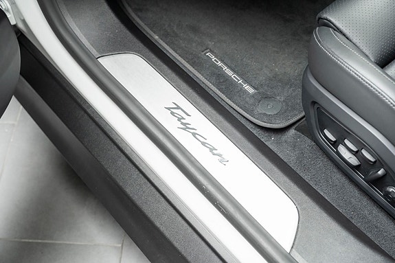 Porsche Taycan 13 of 28