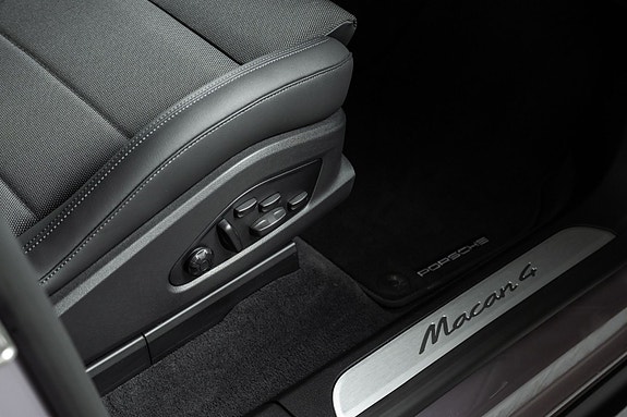 Porsche Macan 29 of 29