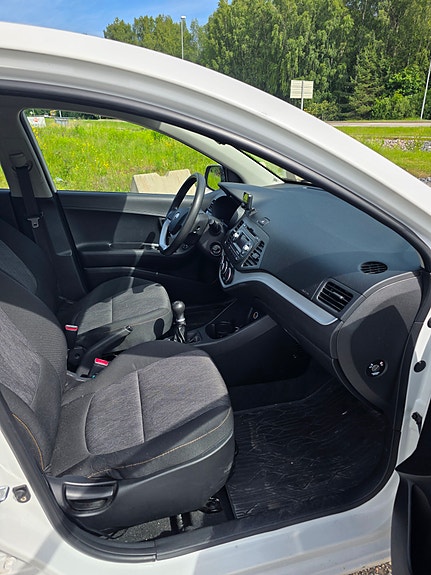Kia Picanto 3 of 5