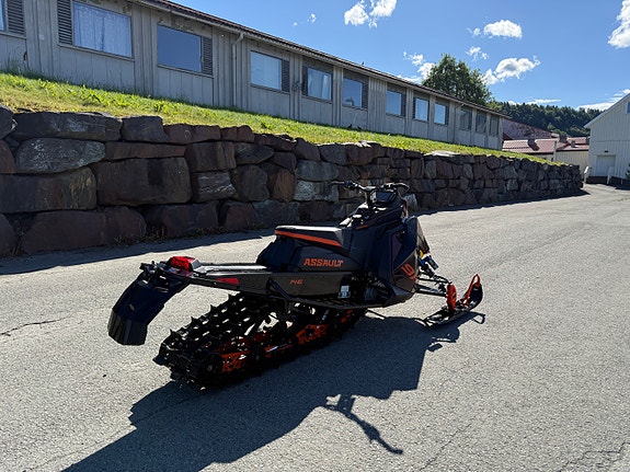 Polaris 9R Switchback Assault 146" 3 of 10