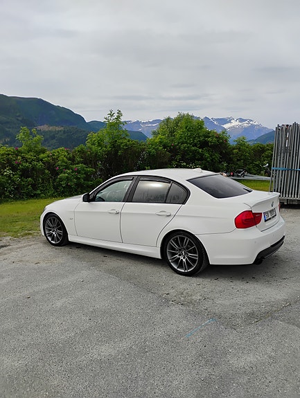 BMW 318i 2 of 8