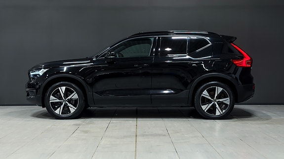 Volvo XC40 2 of 5