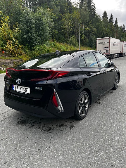 Toyota Prius Plug-in Hybrid 6 of 12