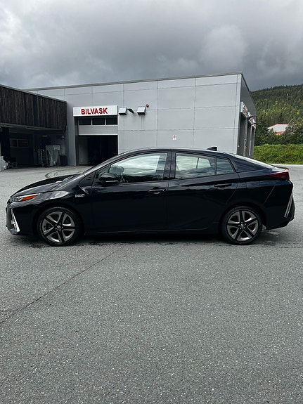 Toyota Prius Plug-in Hybrid 3 of 12