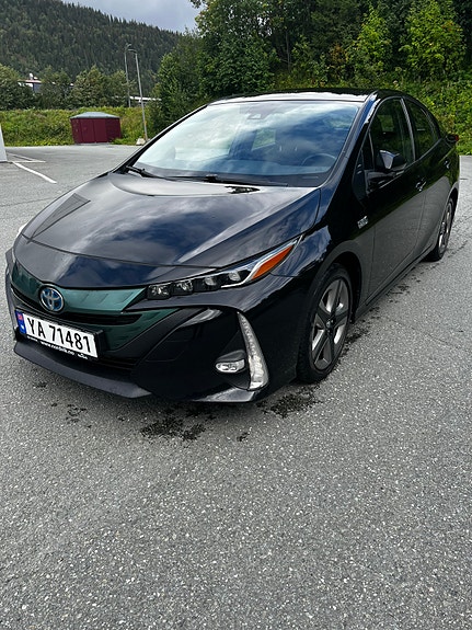 Toyota Prius Plug-in Hybrid 2 of 12
