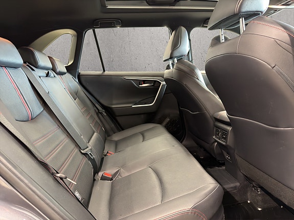 Toyota RAV4 Plug-in Hybrid 10 of 26