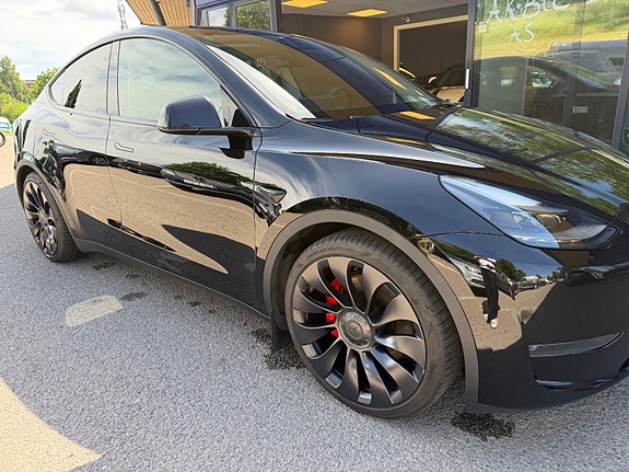 Tesla Model Y 10 of 28