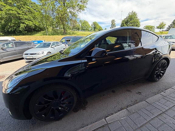 Tesla Model Y 4 of 28