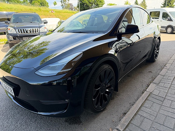 Tesla Model Y 3 of 28