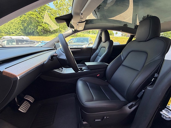 Tesla Model Y 17 of 28