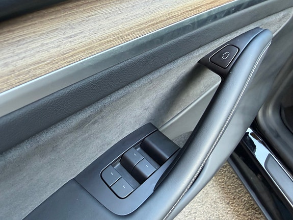Tesla Model Y 16 of 28