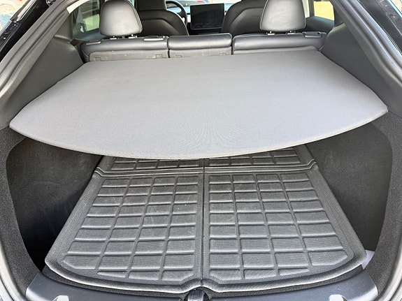 Tesla Model Y 24 of 28