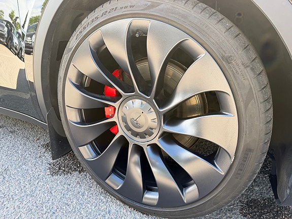 Tesla Model Y 9 of 28