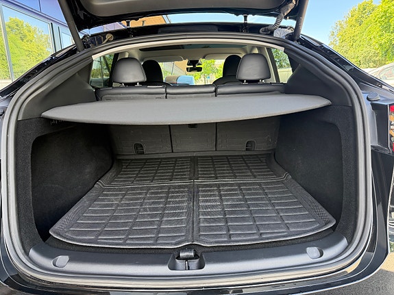 Tesla Model Y 26 of 28