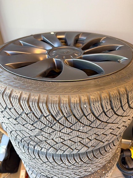 Tesla Model Y 27 of 28