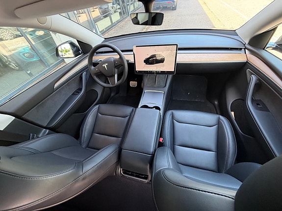Tesla Model Y 12 of 28