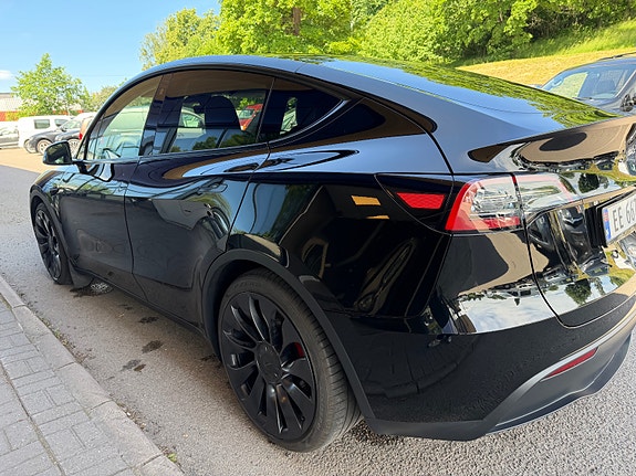 Tesla Model Y 5 of 28