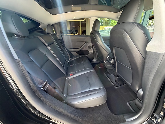 Tesla Model Y 13 of 28