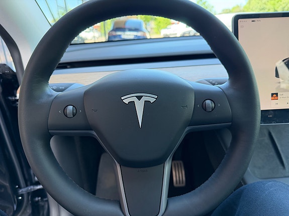 Tesla Model Y 20 of 28