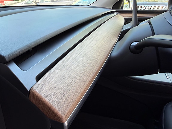 Tesla Model Y 15 of 28