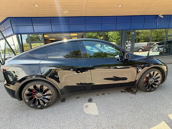 Tesla Model Y 11 of 28