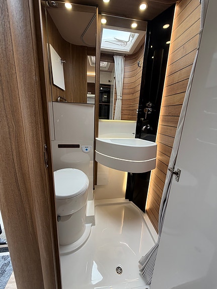 Mobilvetta K- Yacht Tekno Line 64 | 180 ah Lithium | 8-trinns automat | ALDE 12 of 23