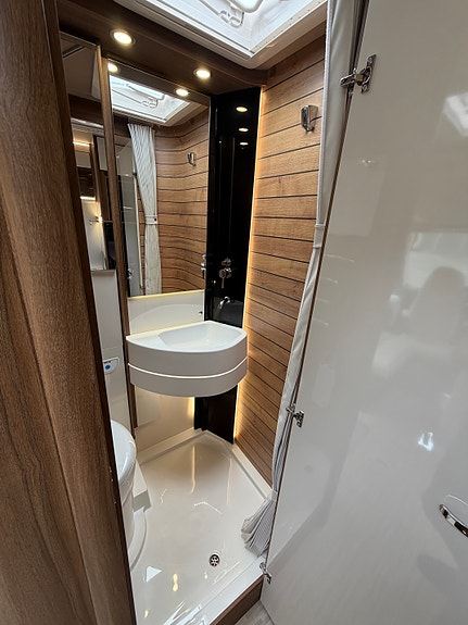 Mobilvetta K- Yacht Tekno Line 64 | 180 ah Lithium | 8-trinns automat | ALDE 11 of 23