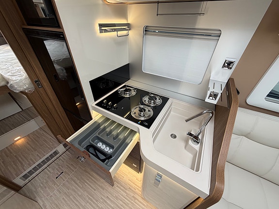 Mobilvetta K- Yacht Tekno Line 64 | 180 ah Lithium | 8-trinns automat | ALDE 17 of 23