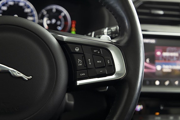Jaguar F-PACE 16 of 30