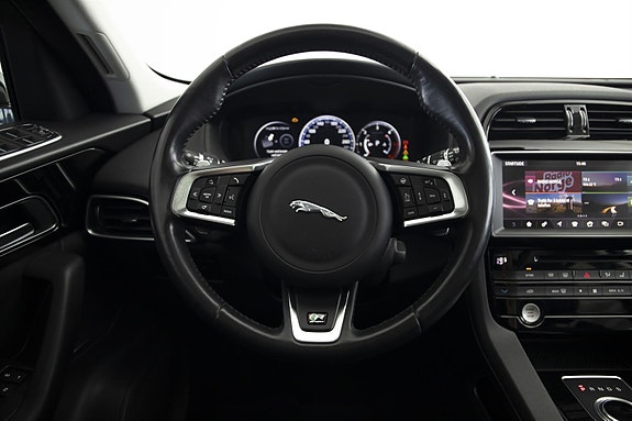Jaguar F-PACE 14 of 30