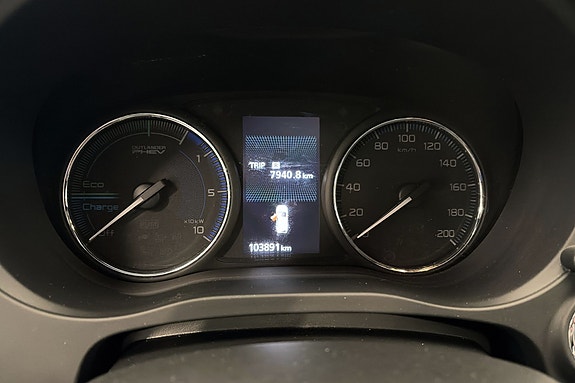 Oversiktlig instrumentpanel med digital display og  kjørecomputer.