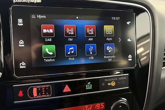Touchskjerm med navigasjon, DAB+ radio og Bluetooth handsfree.