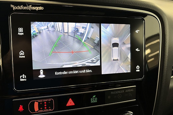 Ryggekamera 360* med dynamiske linjer og parkeringssensor for enkel manøvrering.