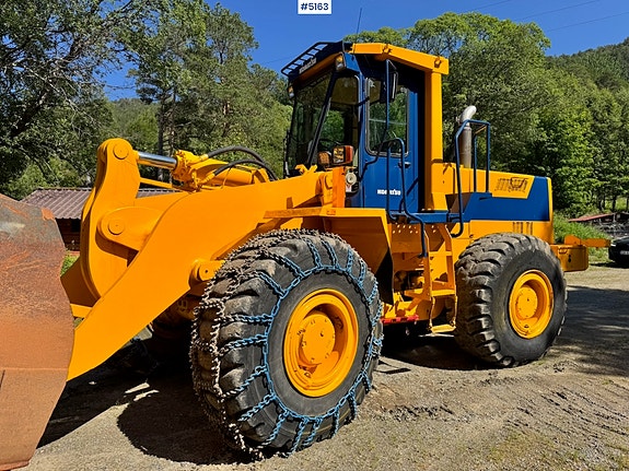 Komatsu WA420-1 3 of 5