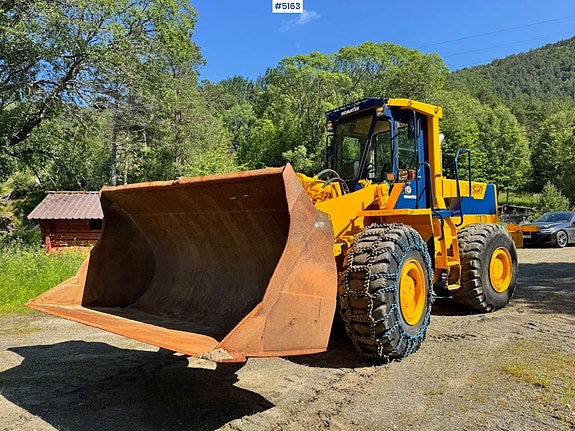 Komatsu WA420-1 4 of 5